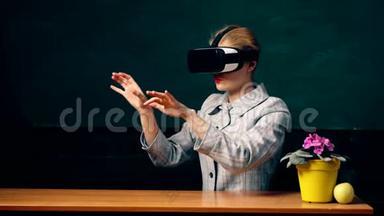 女学生用vr打字。 VR耳机眼镜装置。 黑板背景。 学校和教育理念.. 女孩